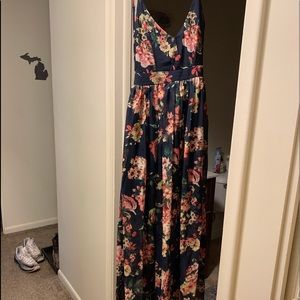 Size Small/Medium fit. It has a zipper in back